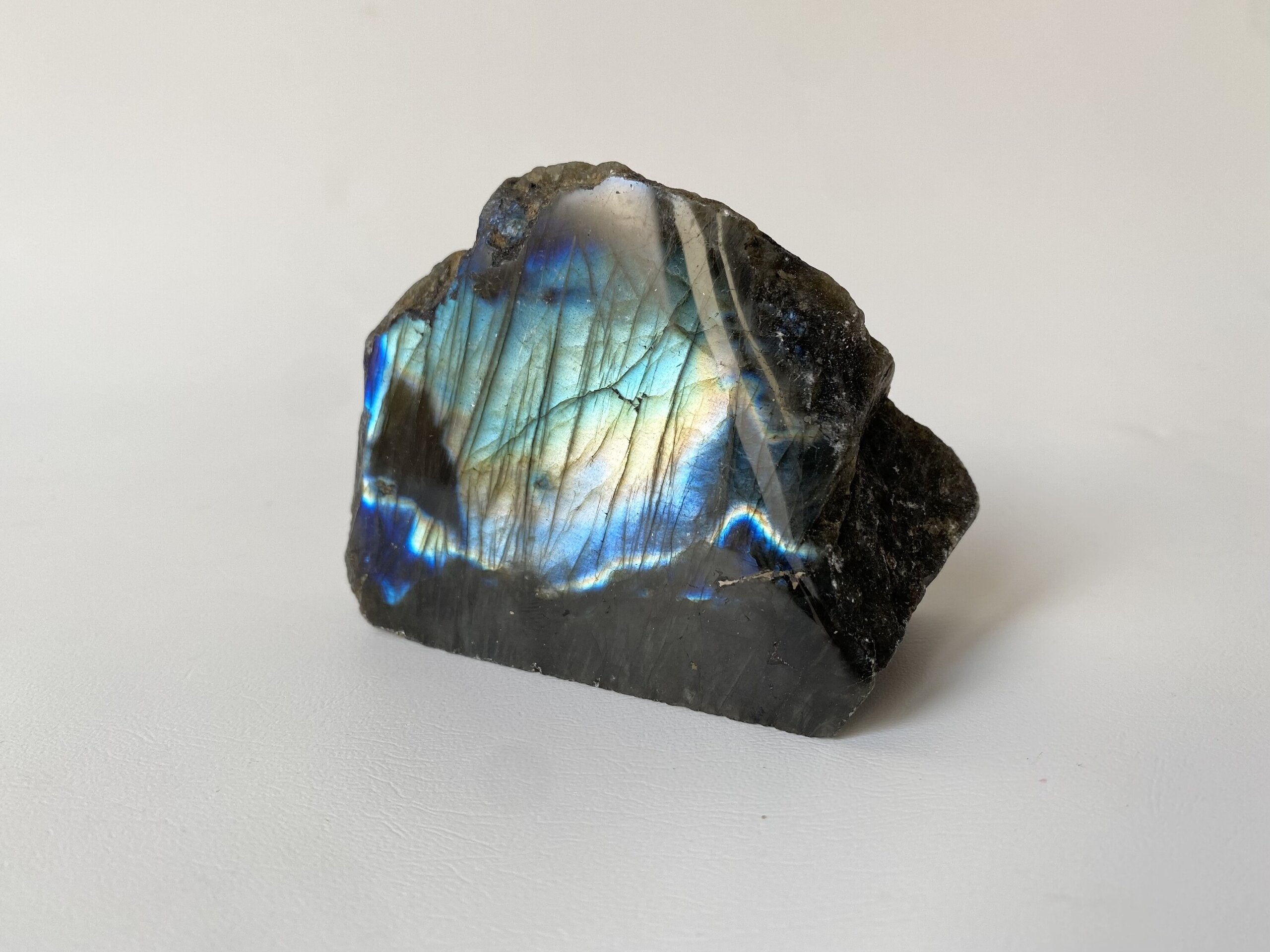 Masivo Labradorita pulido con base - 2
