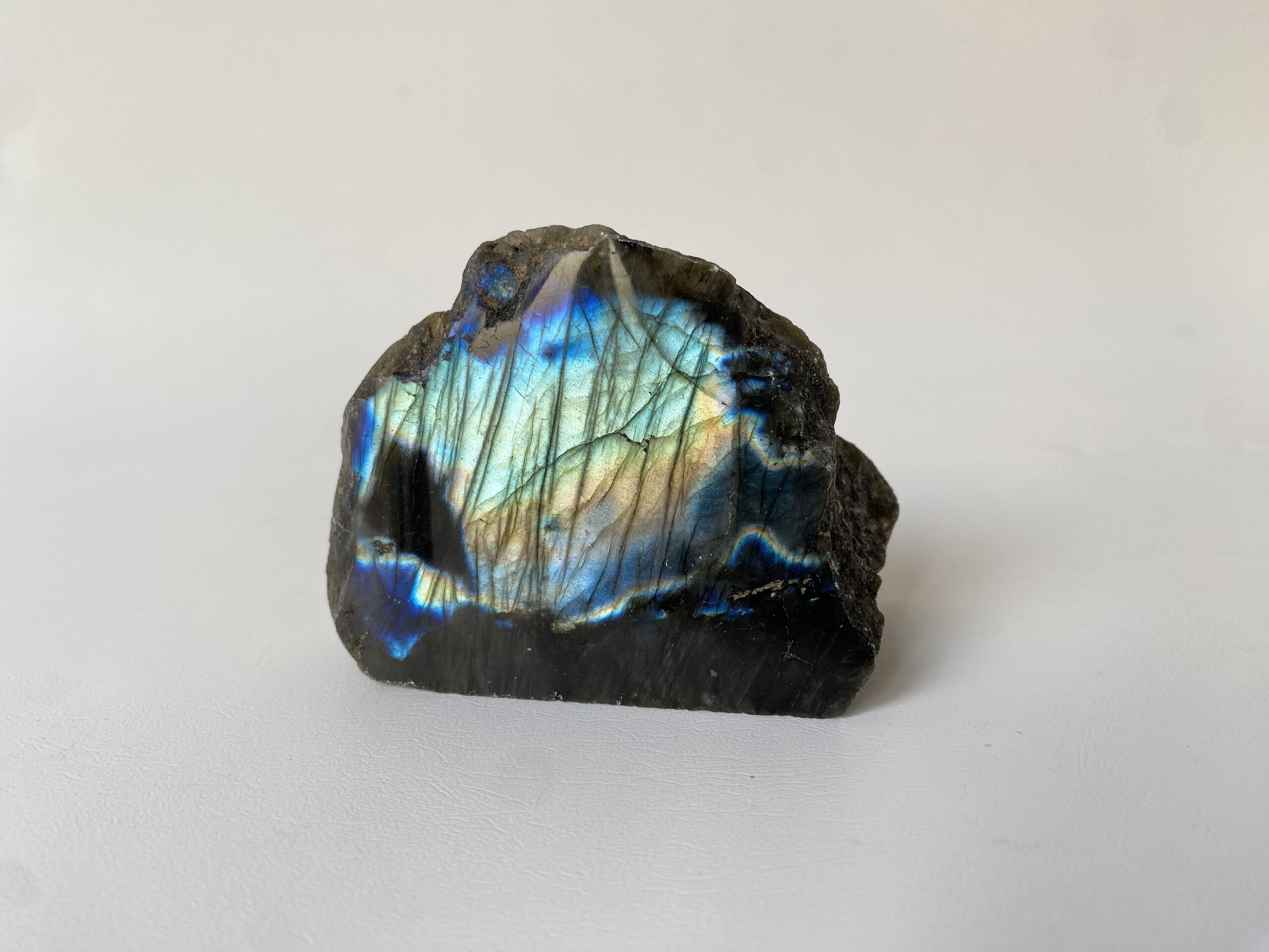 Masivo Labradorita pulido con base - 1