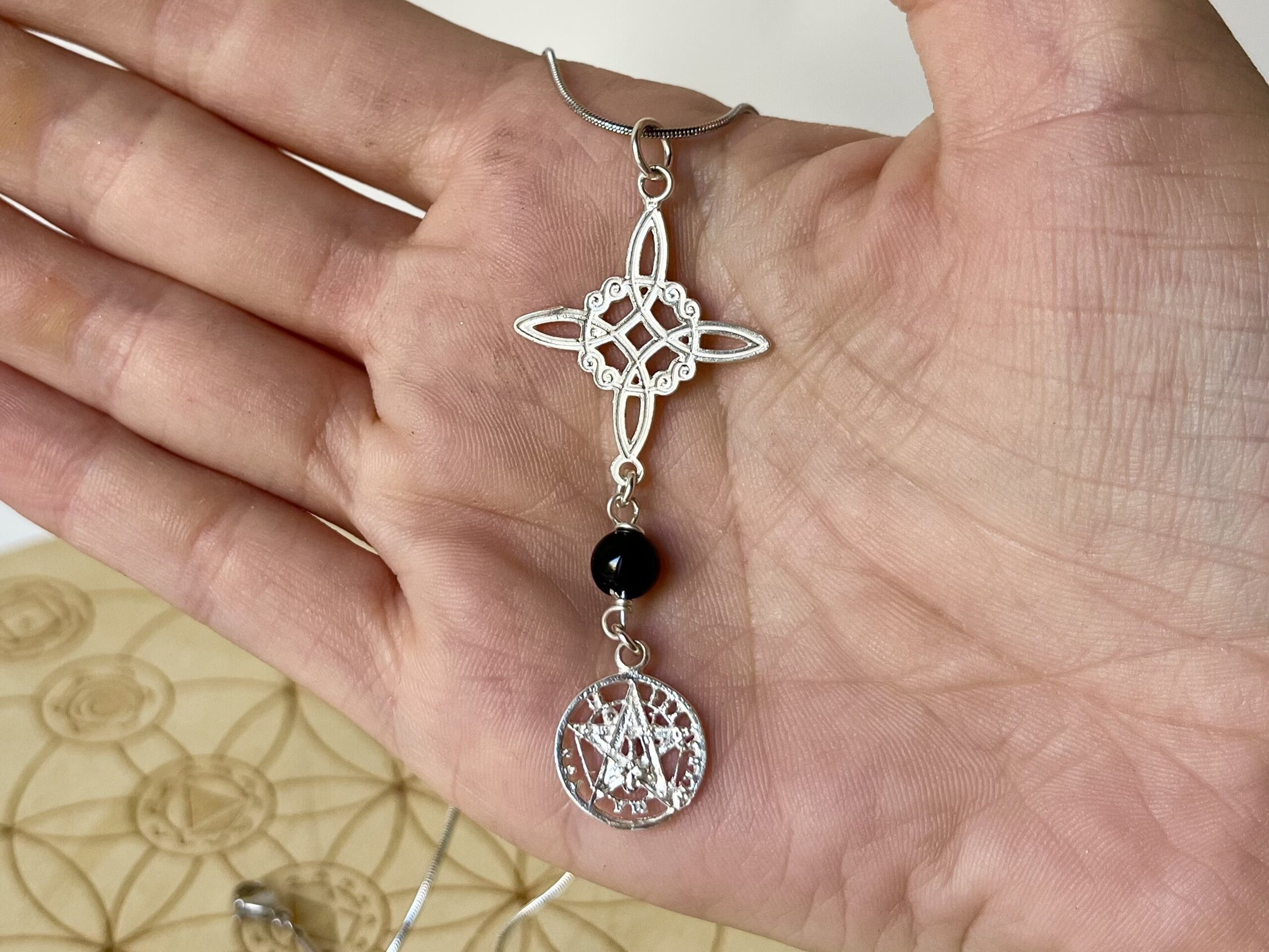 Colgante Doble Portección Nudo Bruja y Tetragramatón - 1